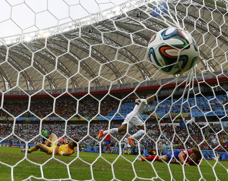 Il gol di Slimani da dietro la porta (Reuters)